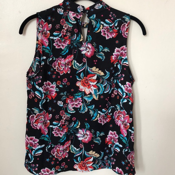 Beautiful floral sleeveless blouse - Picture 3 of 3